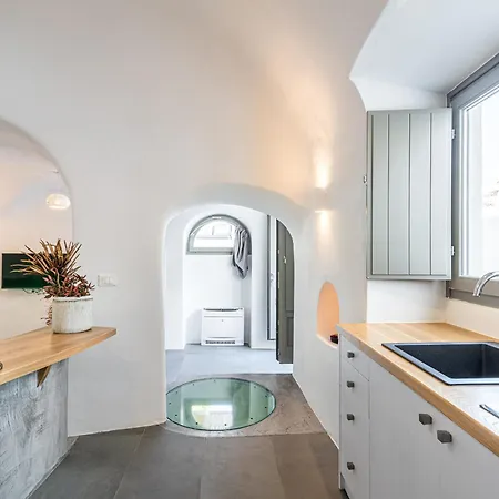 Villa Veneston Suites, Lina Fira (Santorini)
