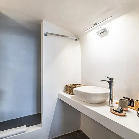 Veneston Suites, Lina Vila *